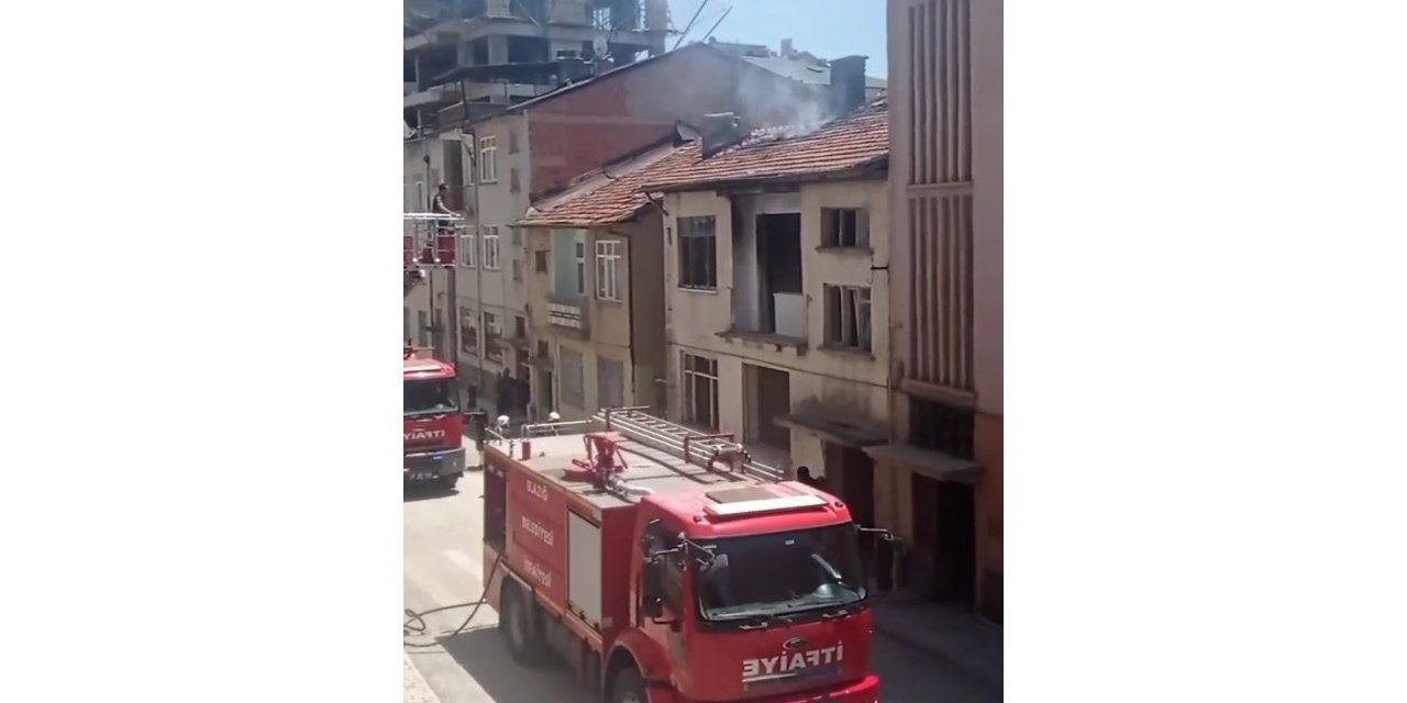 Elazığ’da çatı yangını, büyümeden söndürüldü