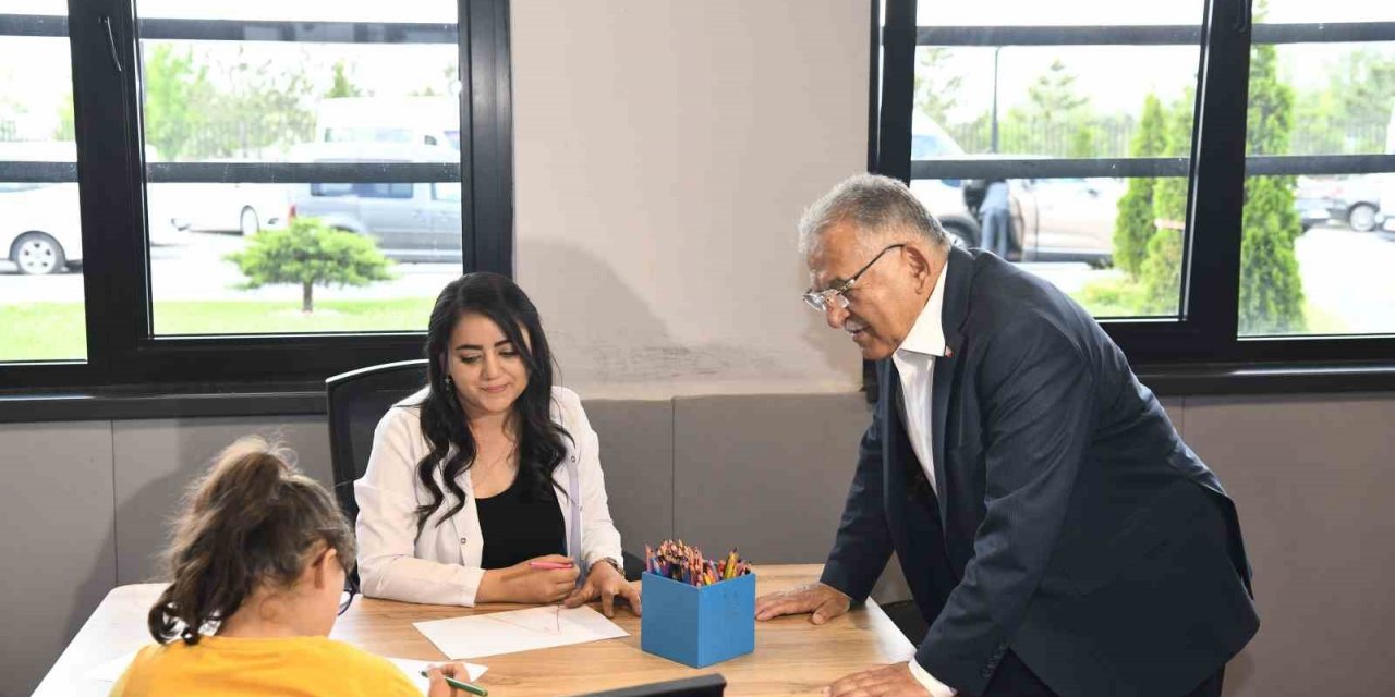 Başkan Büyükkılıç, Engelsiz Yaşam Merkezi’nin özel çocuklarıyla kucaklaştı