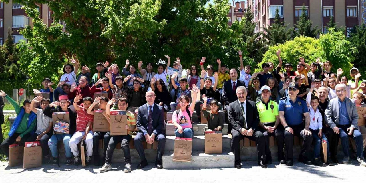 Konya Emniyet Müdürü Dinç ve Başkan Pekyatırmacı Trafik Eğitim Parkı’nda çocuklarla buluştu