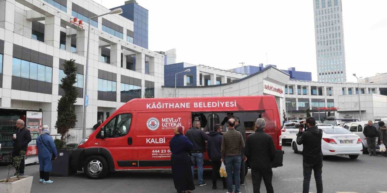 Kağıthane’de semt pazarlarına sıcak ikramlar bulunuyor