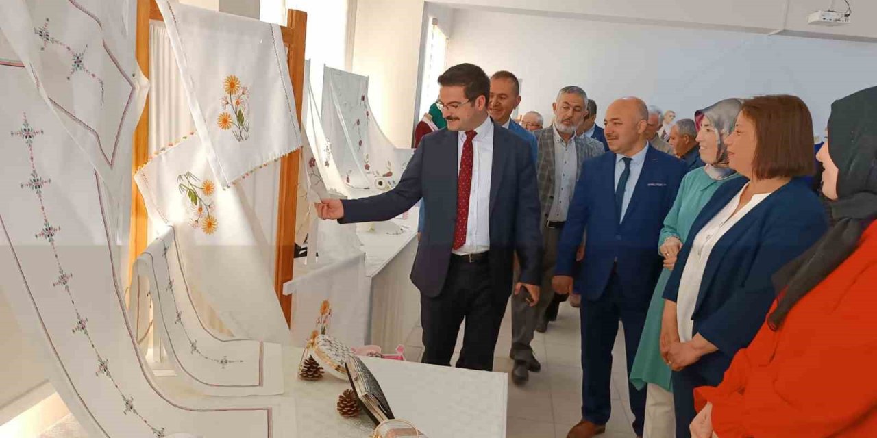 Şuhut Halk Eğitim Merkezi yıl sonu sergisi açtı