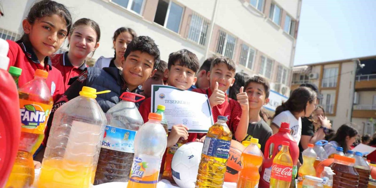 Gemlik’te duyarlı öğrenciler körfezin kirlenmesini önlüyor