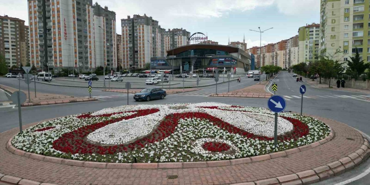 Melikgazi’de kavşaklar çiçeklerle süslendi
