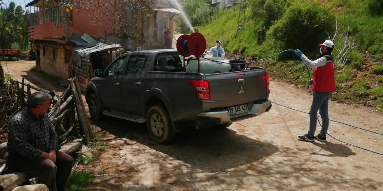 Çekirgelerin istila ettiği köyde ilaçlama çalışmaları başlatıldı