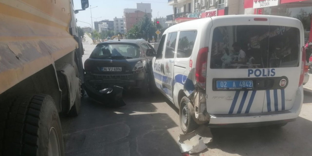 Kamyon kırmızı ışıkta bekleyen araçlara çarptı