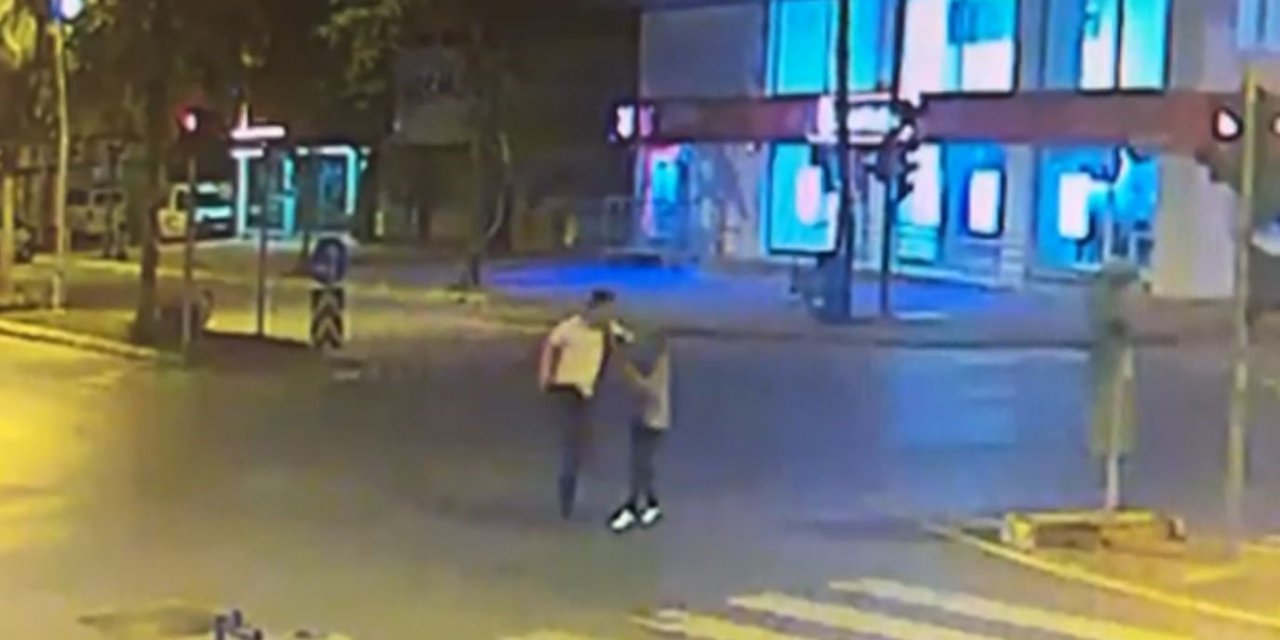 İki elinde tabancayla karısını cadde ortasında darp etti