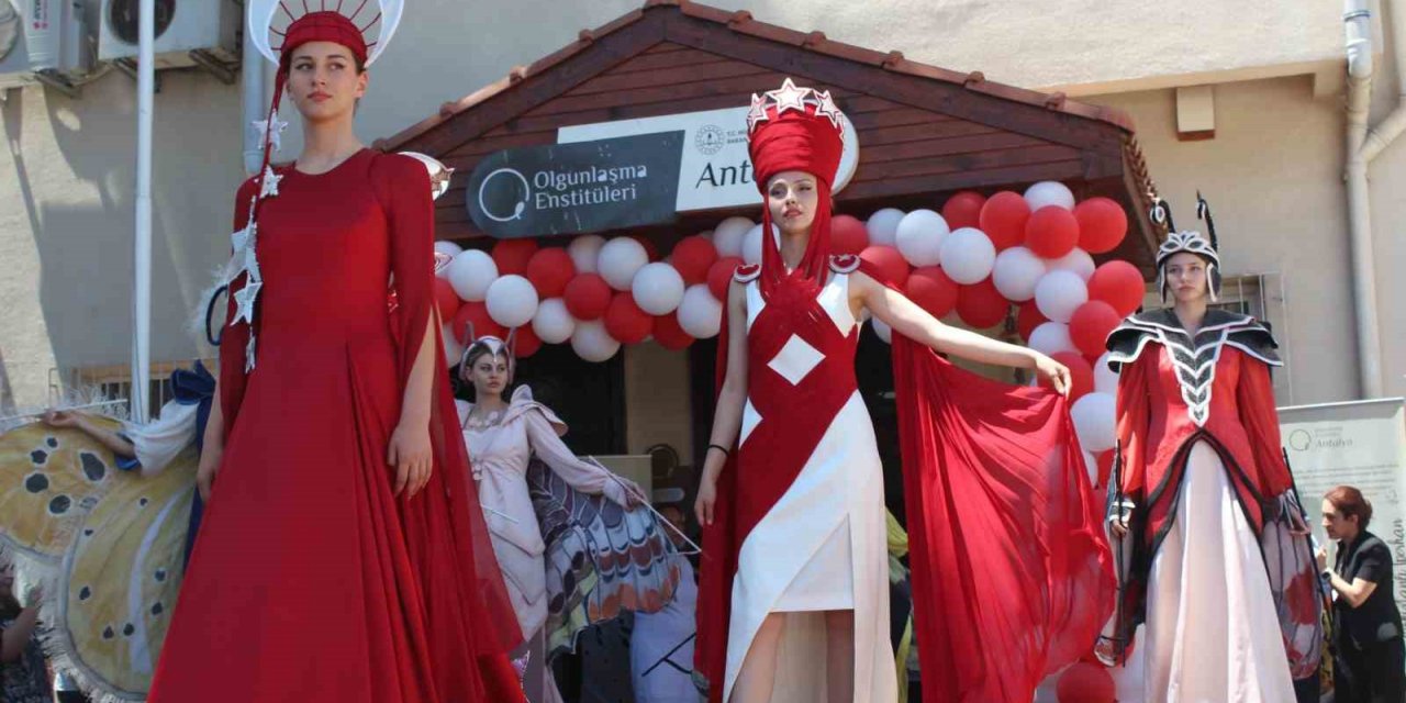 Antalya’da "Yer Gök Kırmızı Beyaz Bayrak Giysisi Özel Tasarımlar” defilesi