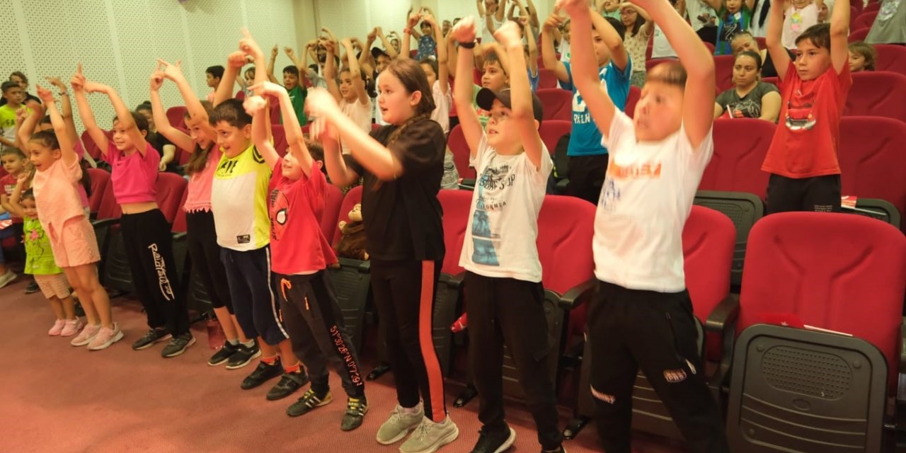 Kuyucaklı çocuklar doyasıya eğlendi