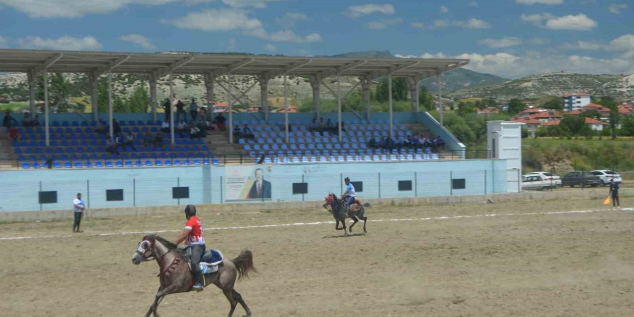 Atlı cirit heyecanı Selendi’de başladı