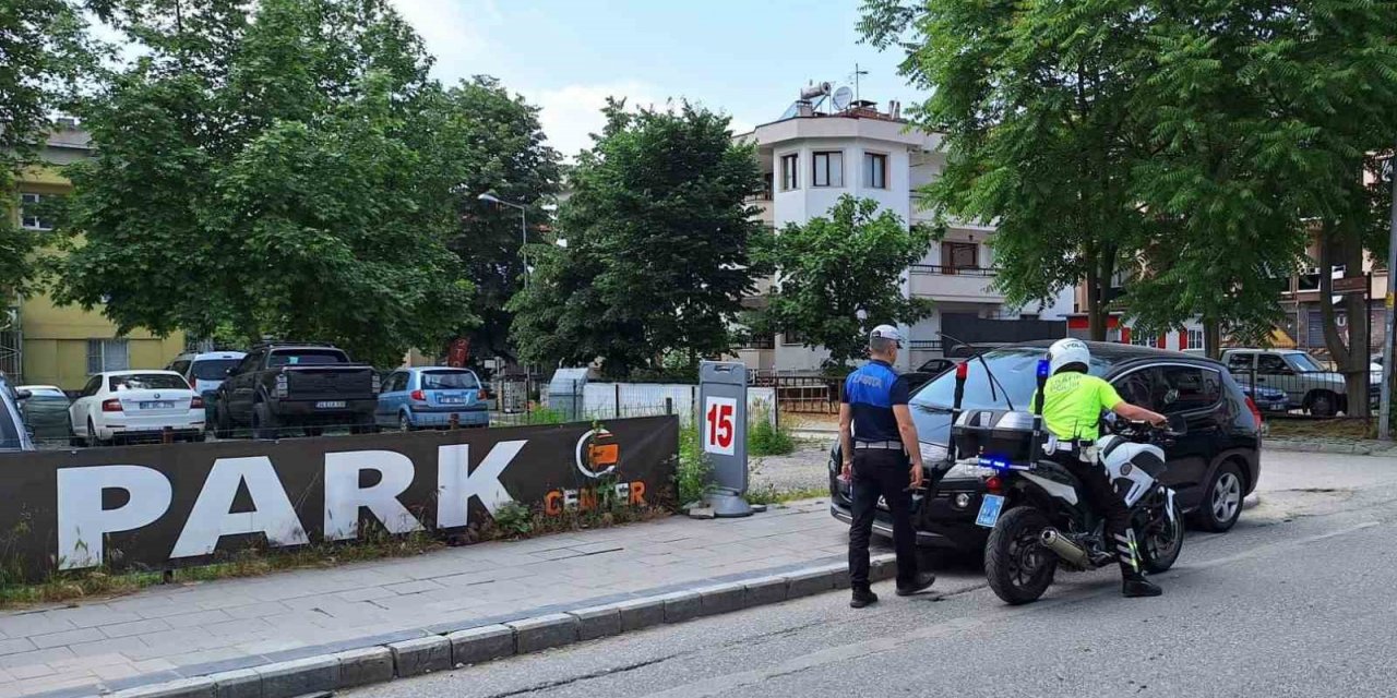 Park yerine kaldırıma çekince cezayı yediler