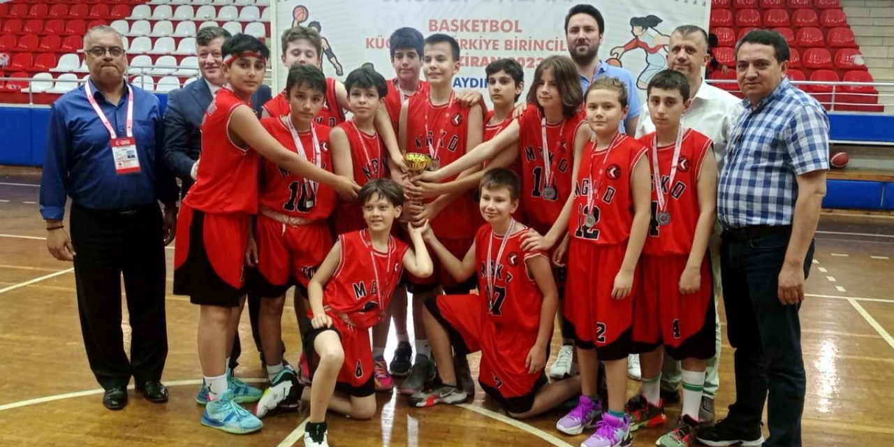 Macide Gazioğlu Ortaokulu Aydın’dan iki kupayla döndü