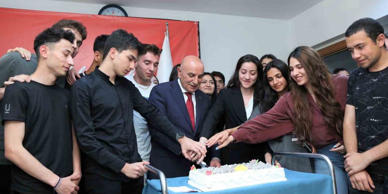 Başkan Altınok YKS öğrencileriyle pasta kesti