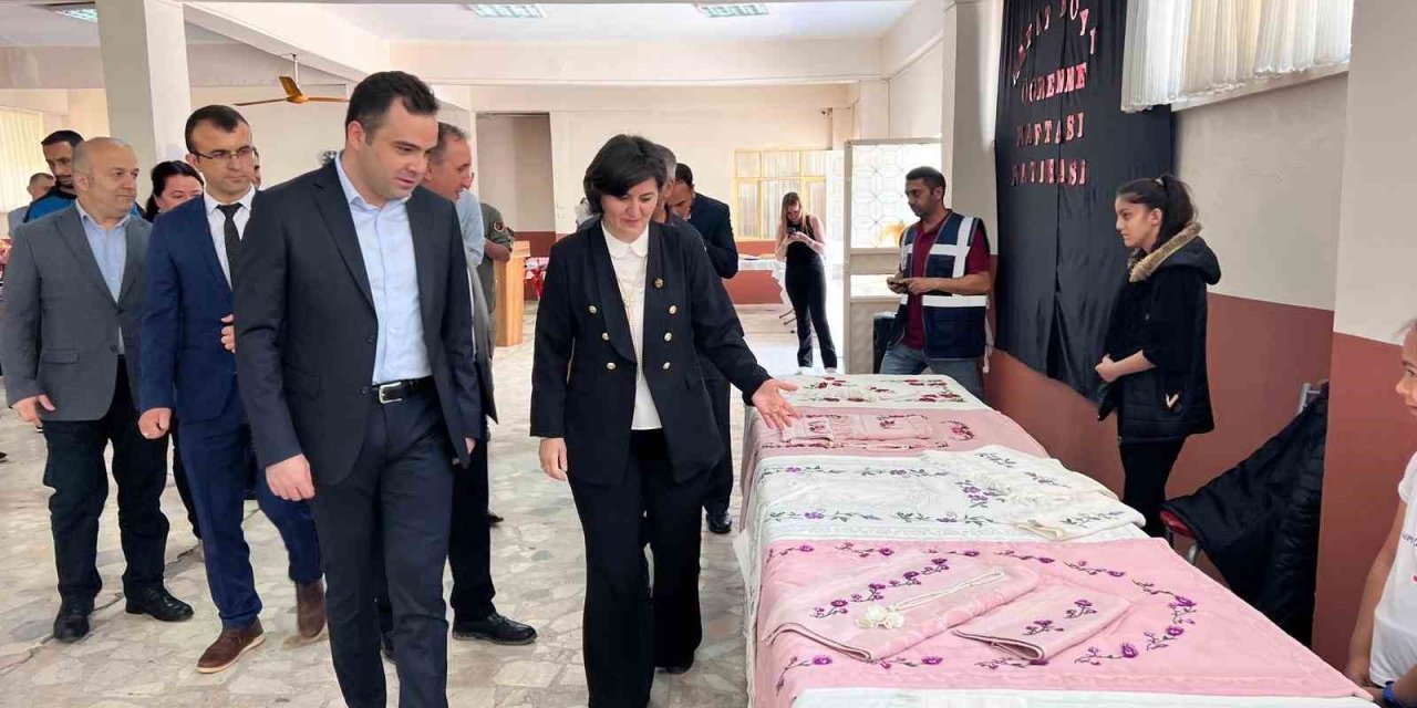 Kursiyerlerin el sanatları ürünleri beğeniye sunuldu