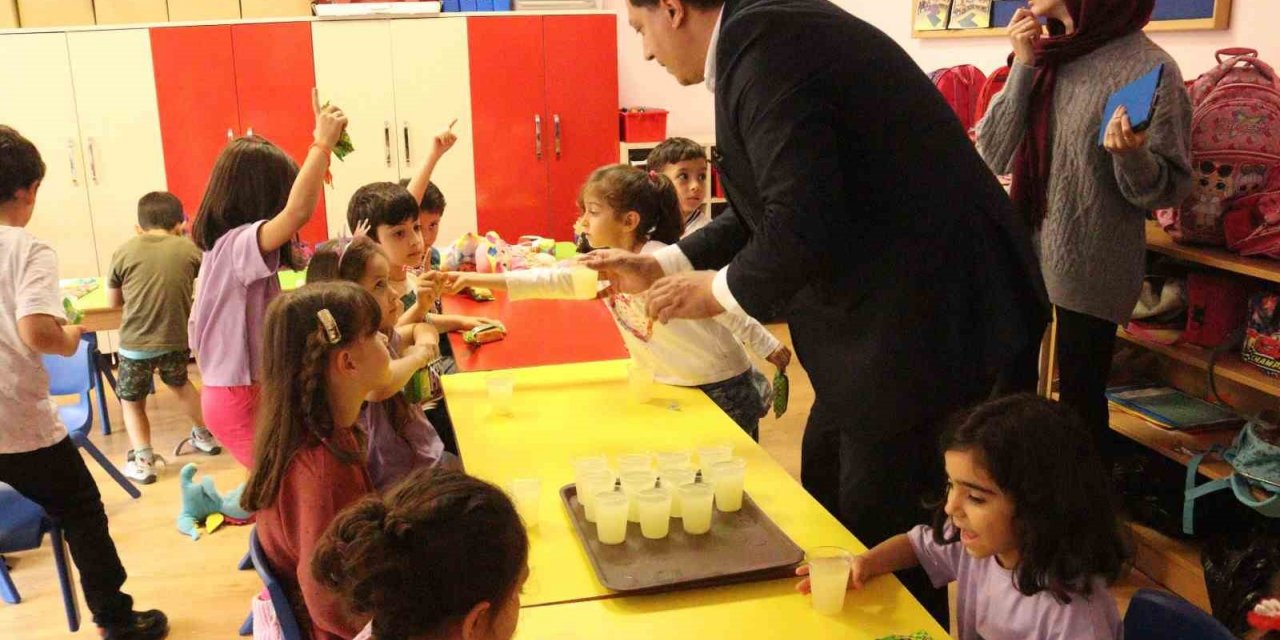 Miniklere limonata ve kek ikram edildi
