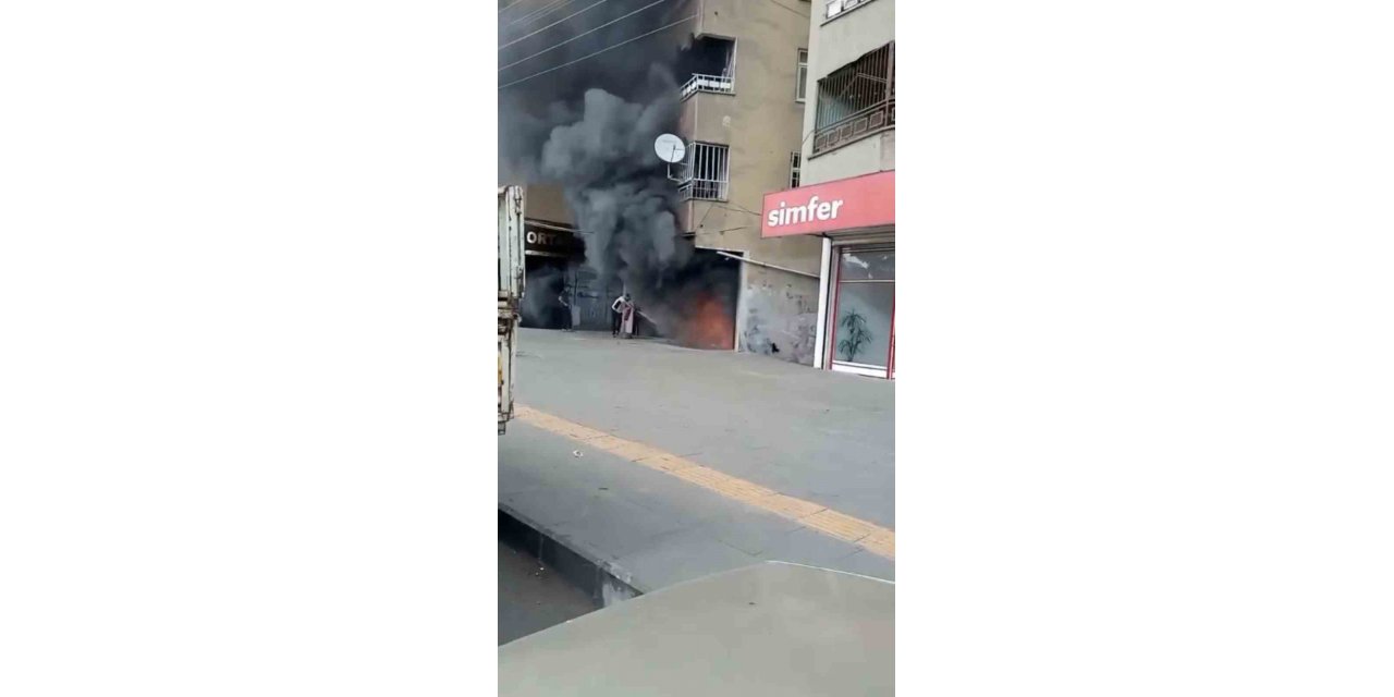 Motosiklet dükkanı cayır cayır yandı: O anlar kameraya yansıdı