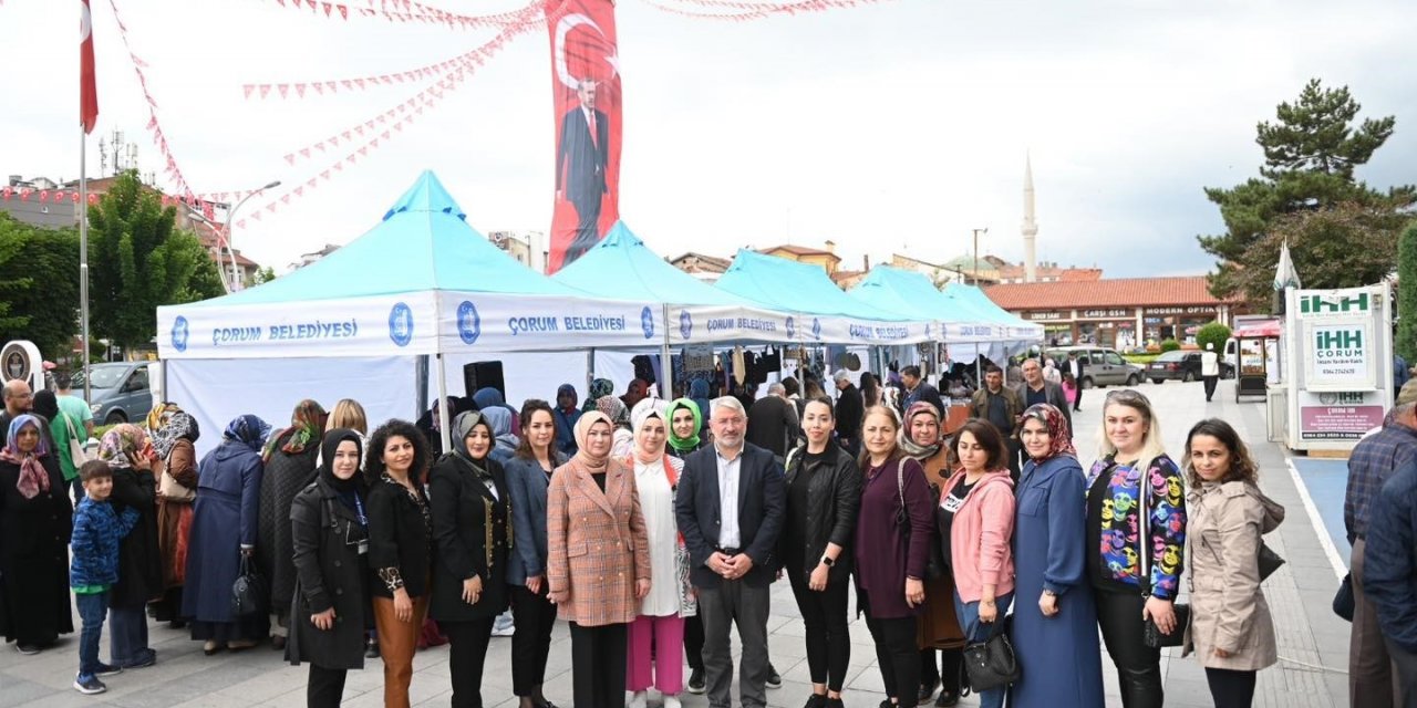 Kadın kültür merkezi kursiyerleri stant açtı
