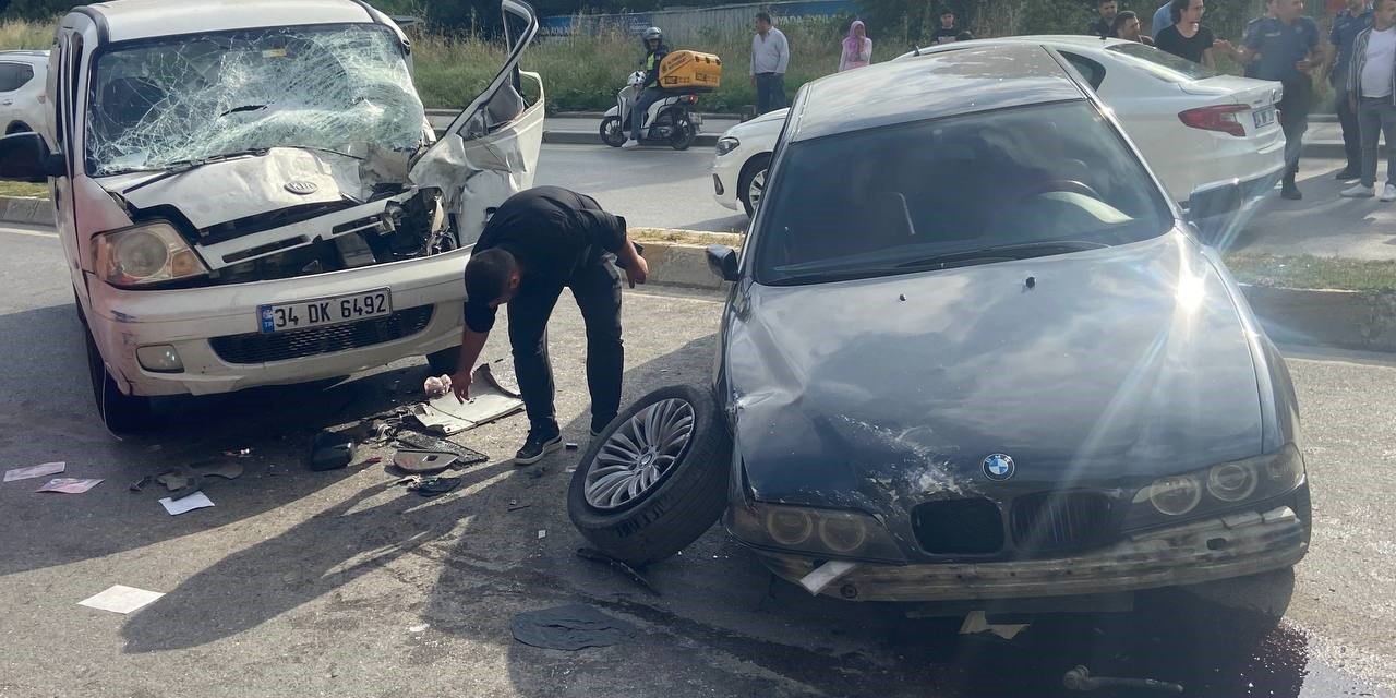 Sancaktepe’de otomobil ile minibüs kafa kafaya çarpıştı: 4 yaralı