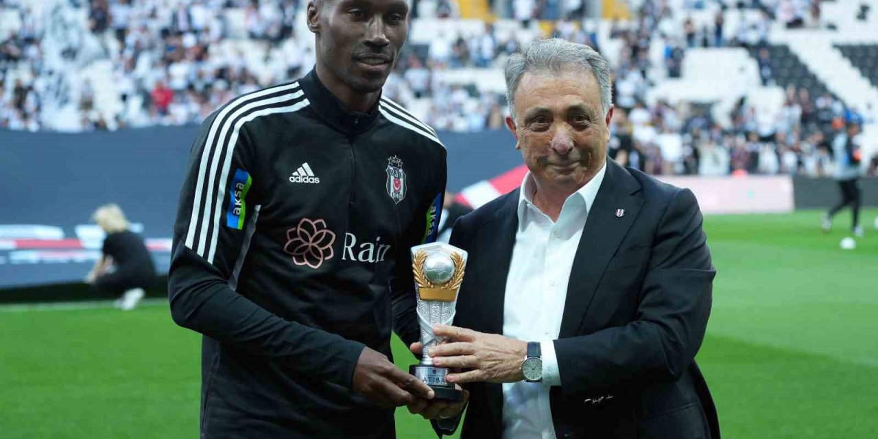 Atiba Hutchinson taraftarı ile vedalaştı