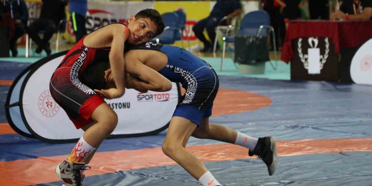 Mehmet Akif Pirim U15 Grekoromen Güreş Türkiye Şampiyonası’nda madalyalar dağıtıldı