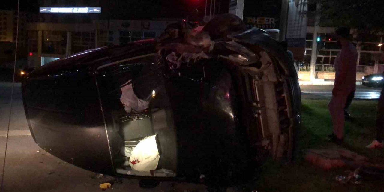 Hafif ticari araç yan yattı, emniyet kemeri hayat kurtardı