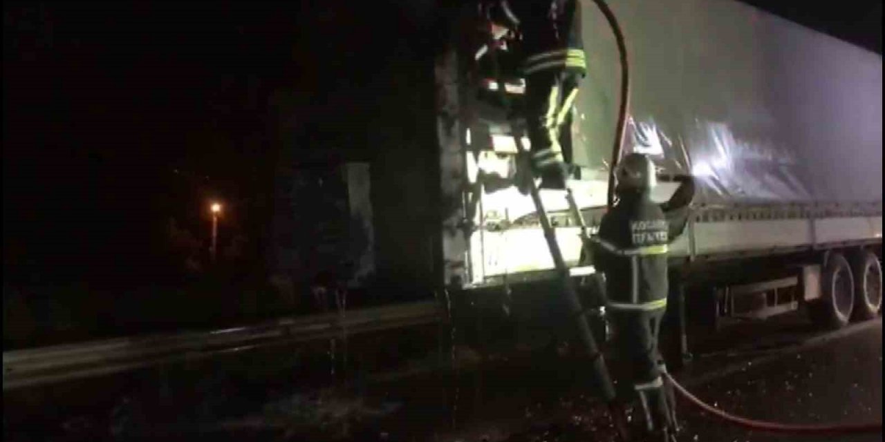 TEM’de alev topuna dönen tır trafiği durdurdu