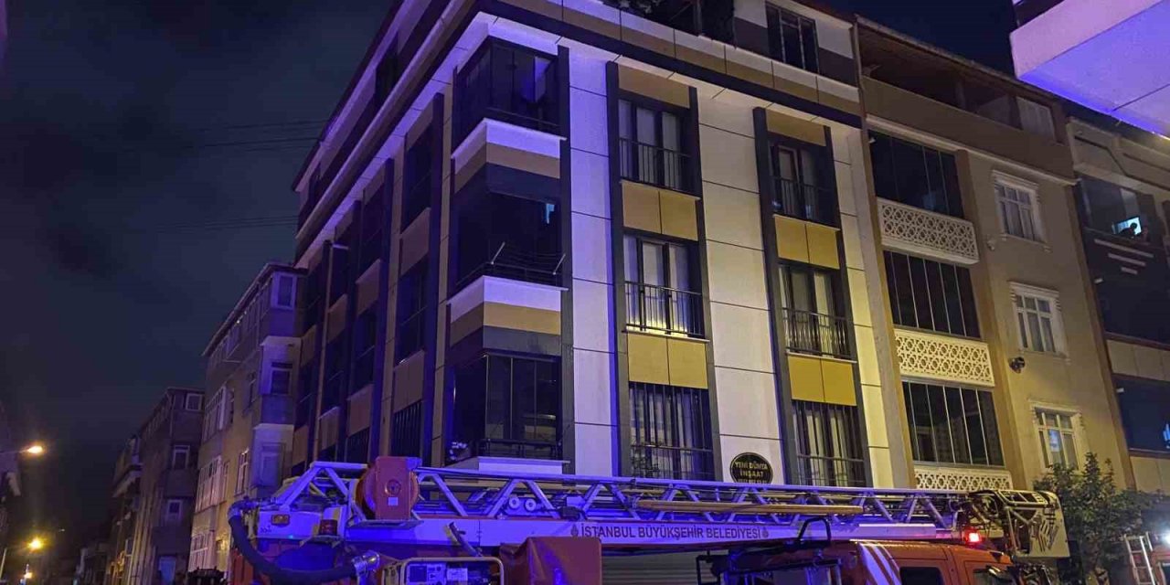 Sultangazi’de 4 katlı binanın çatı katı alev alev yandı