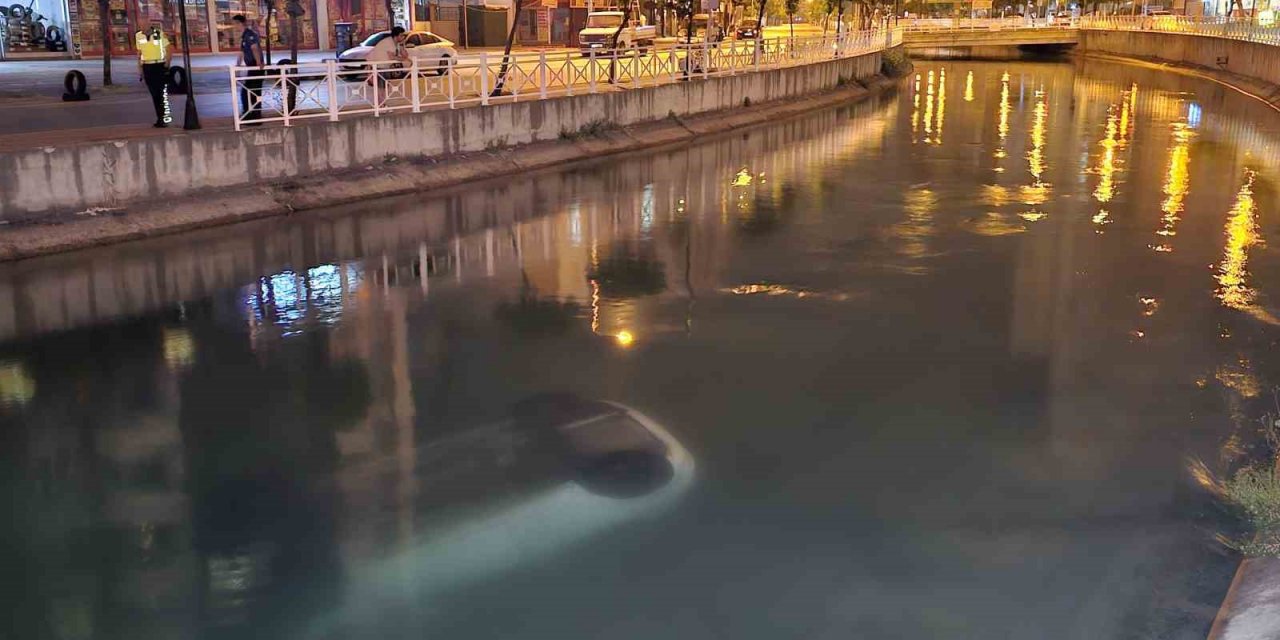 Adana’da virajı alamayan otomobil sulama kanalı düştü: 3 yaralı