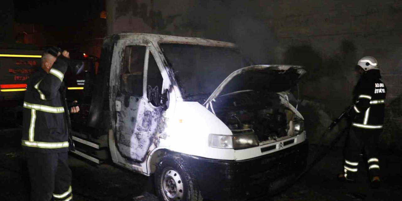 Adana’da park halindeki çekici yanarak kül oldu