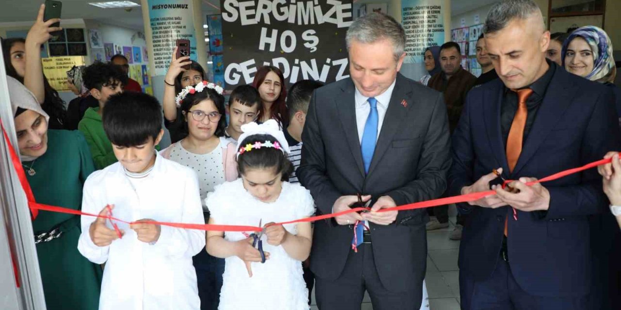 Ağrı’da özel eğitim öğrencilerinin yılsonu calışmaları ilgi odağı oldu