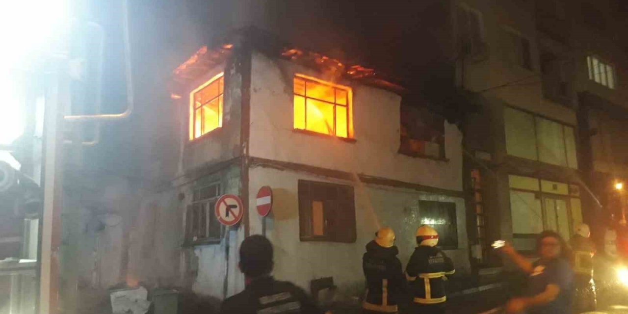 Bursa’da 2 katlı ahşap ev alev alev yandı