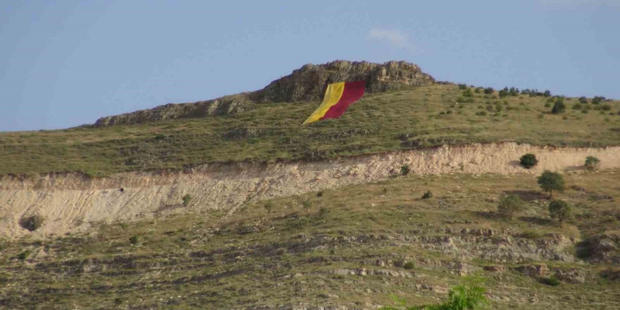 Gercüş’te Galatasaray bayrağı ilçeye sığmadı, tepeye asıldı