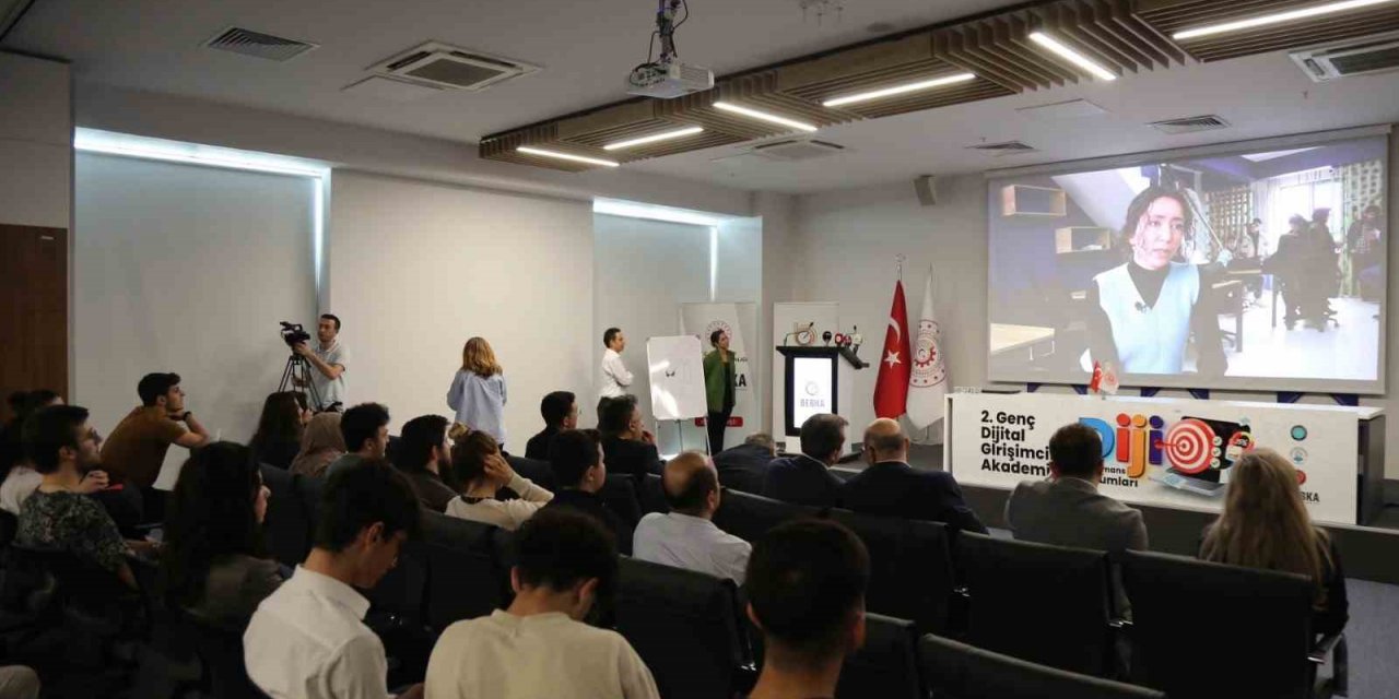 2. Genç Dijital Girişimcilik Akademisi mezunlarını verdi