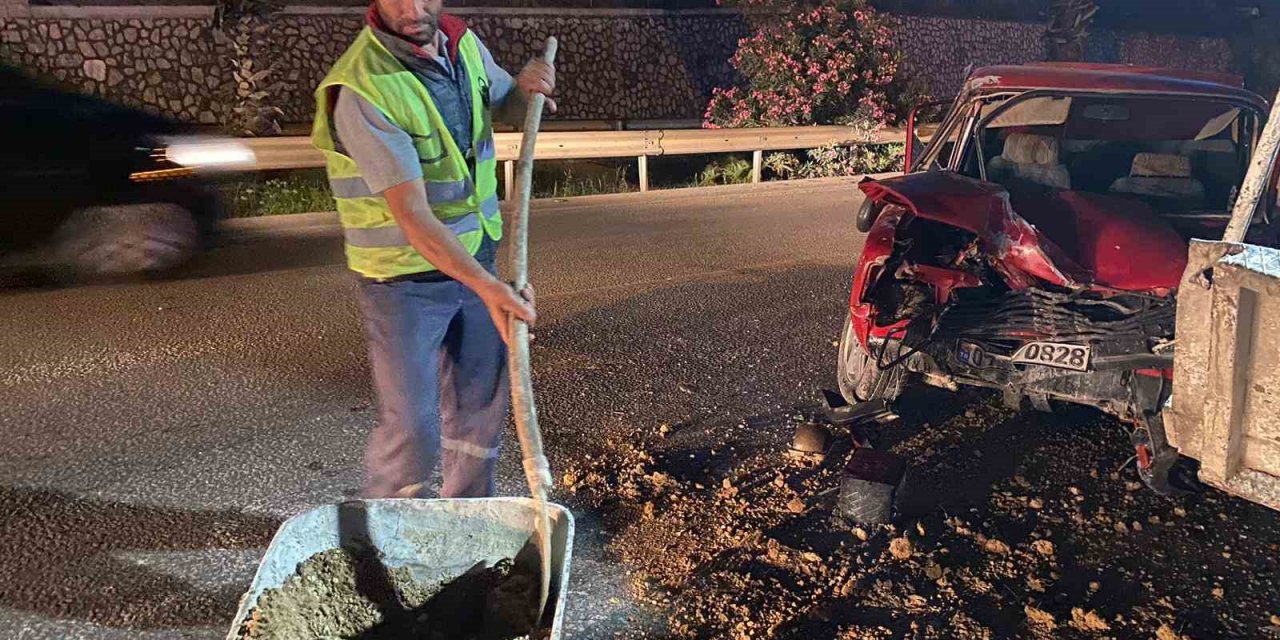 Temizlik işçileri karıştıkları kaza yerinde bile görevlerini ihmal etmedi