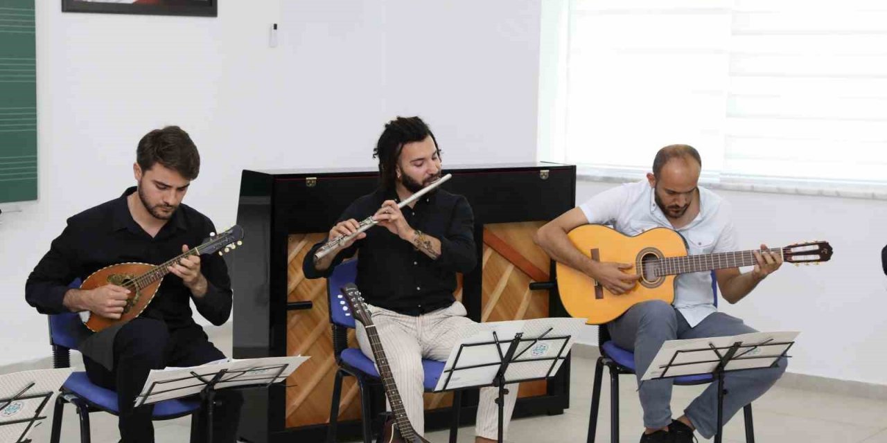 ALKÜ’de mandolin topluluğunun sesi Avrupa’n duyuldu