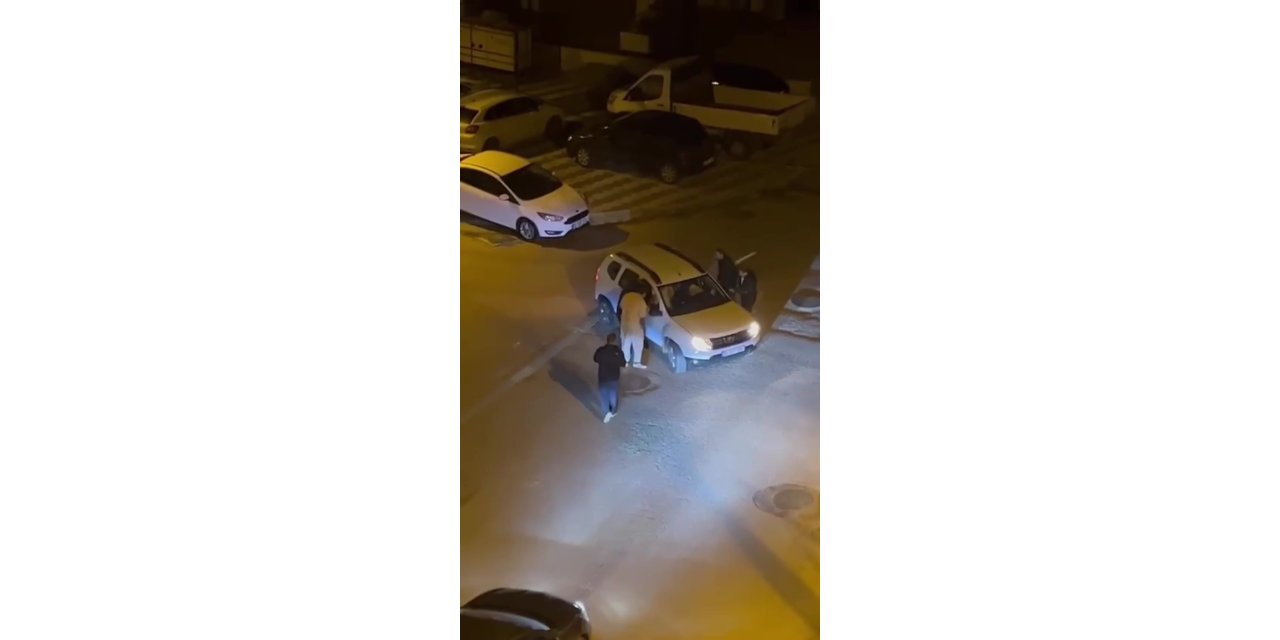 Tuzla’da otomobil içindeki kişilere yumruk ve sopayla saldırdılar