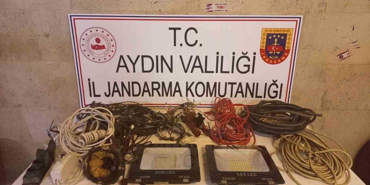 Hırsızlık şüphelileri çaldıkları malzemeler ile birlikte yakalandı