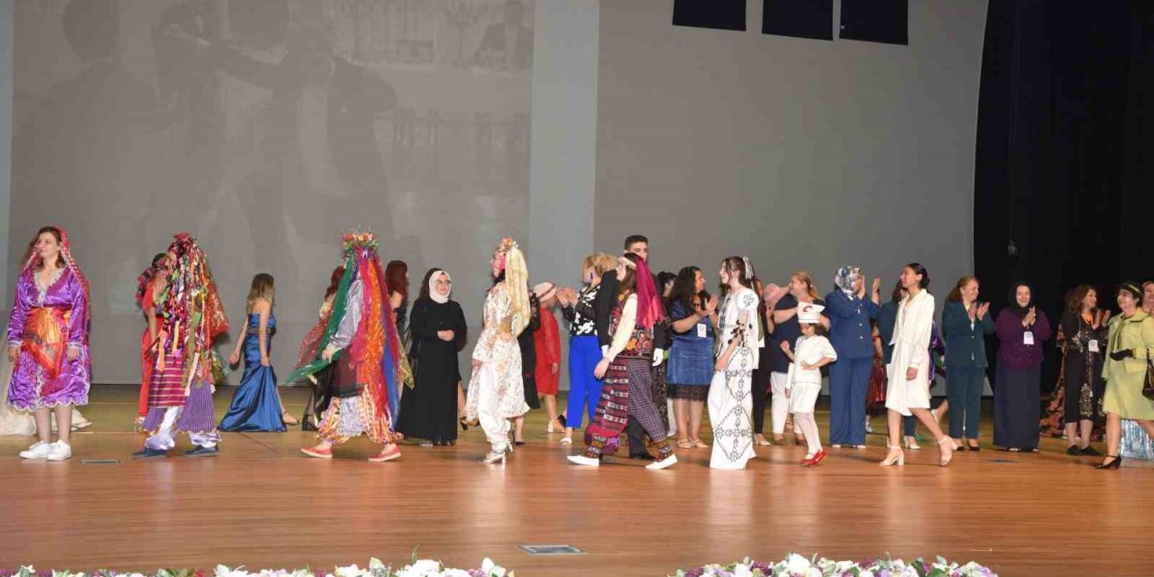 Halk eğitim kursiyerleri ‘Dünden Bugüne Zarafet’i defileyle anlattı