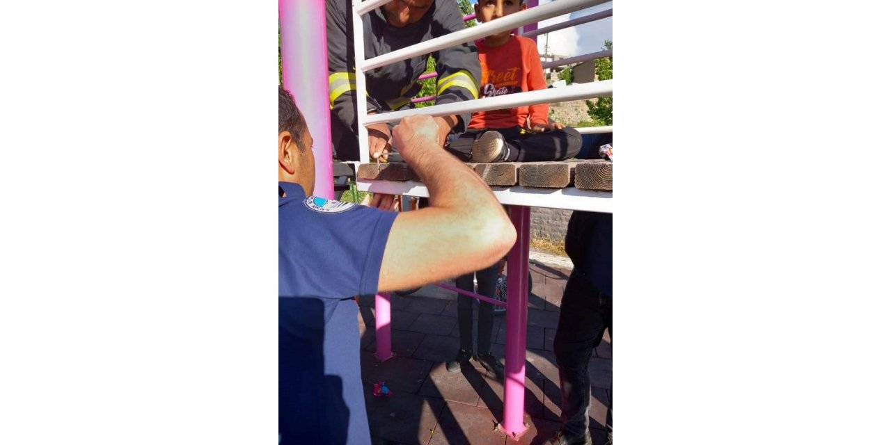 Oyun parkında ayağı ahşap arasına sıkışan çocuğu itfaiye kurtardı