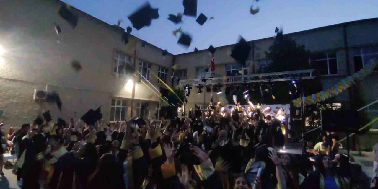 Liseli öğrencilerin mezuniyet coşkusu