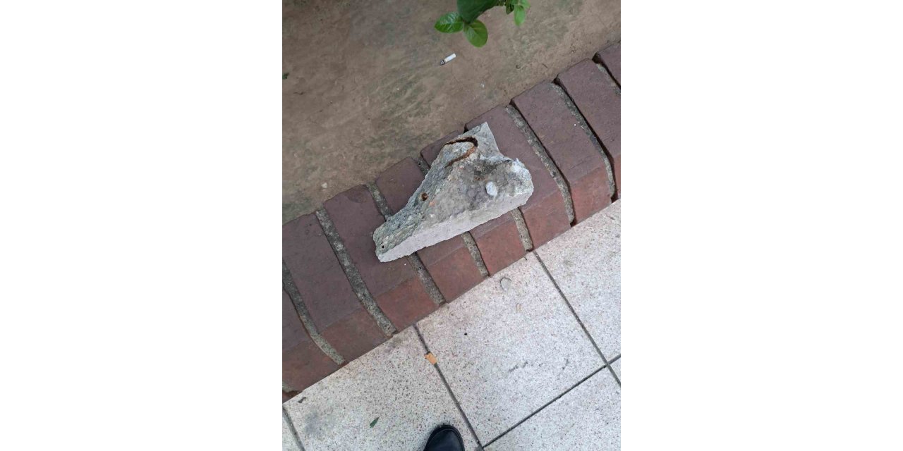 Metrelerce yükseklikten kopan beton parça üzerlerine düştü: 2 yaralı