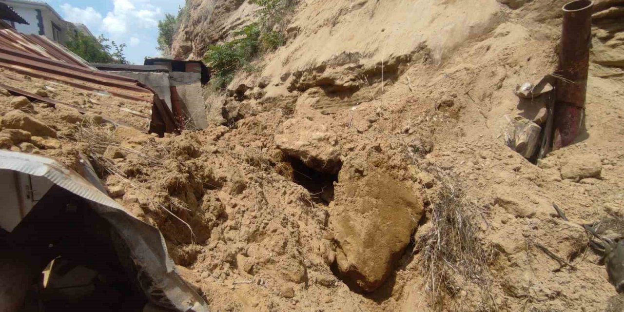 Heyelan iki komşuya korkulu dolu anlar yaşattı