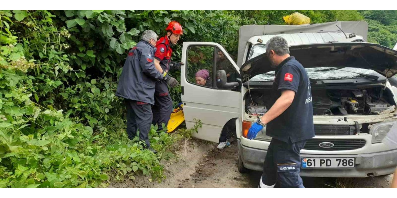 Trabzon’da araç köy yolundan karayoluna düştü: 3 yaralı