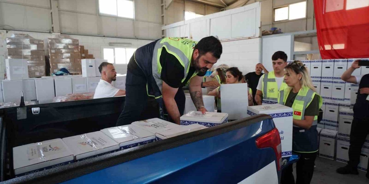 Hatay’ın 15 ilçesine gıda ve hijyen kolisi