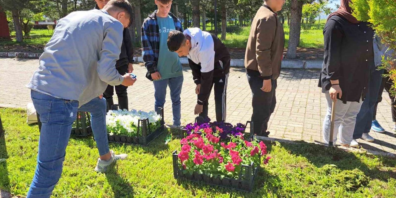 Meslek lisesi öğrencileri çiçek dikti