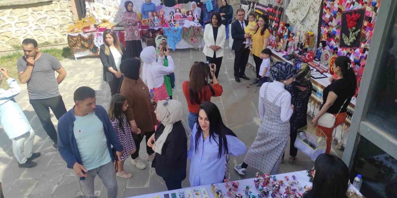 Sason’da Halk Eğitim Merkezi kursiyerleri çalışmalarını sergiledi