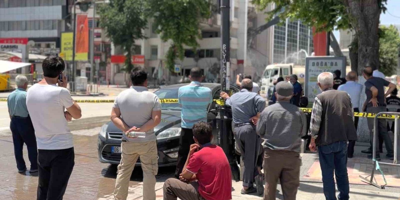 Ağır hasarlı binanın yıkılışını film izler gibi izliyorlar