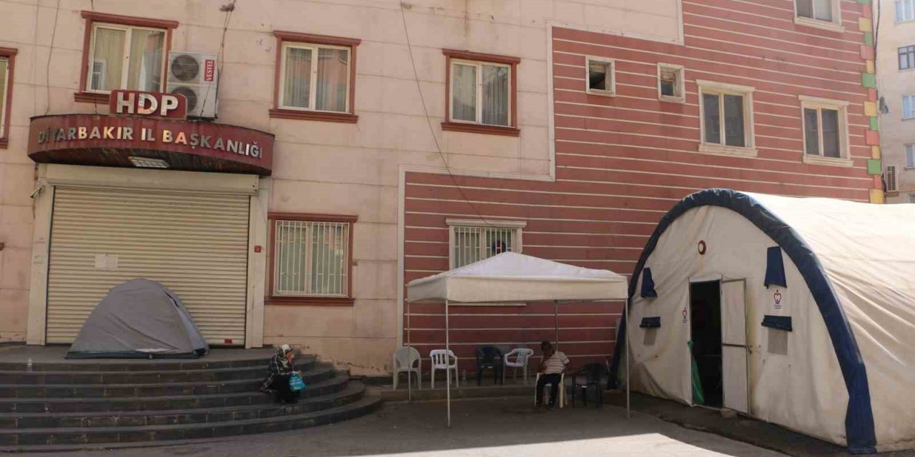 Ailelerin evlat nöbeti kararlılıkla devam ediyor