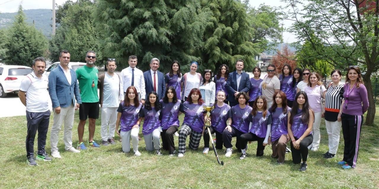 Milli Eğitim Müdürü Çay, Türkiye hokey şampiyonlarının sevincine ortak oldu