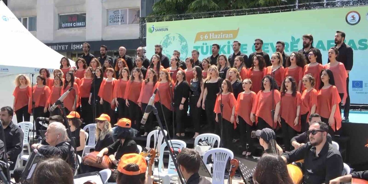 135 müzik öğretmeninden meydanda unutulmaz konser