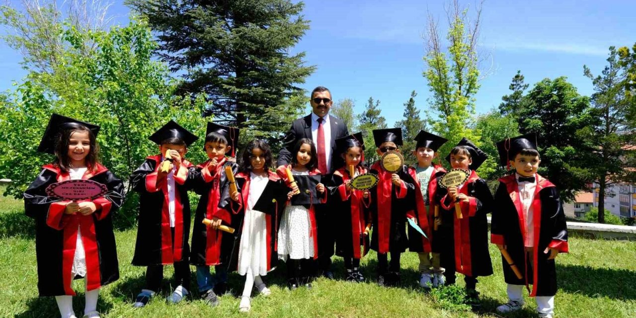Minik öğrenciler mezuniyet heyecanı yaşadı